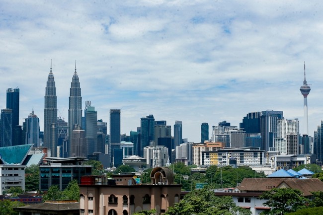 Malaysia’s Economic Transformation Lifts 14 Million From Poverty